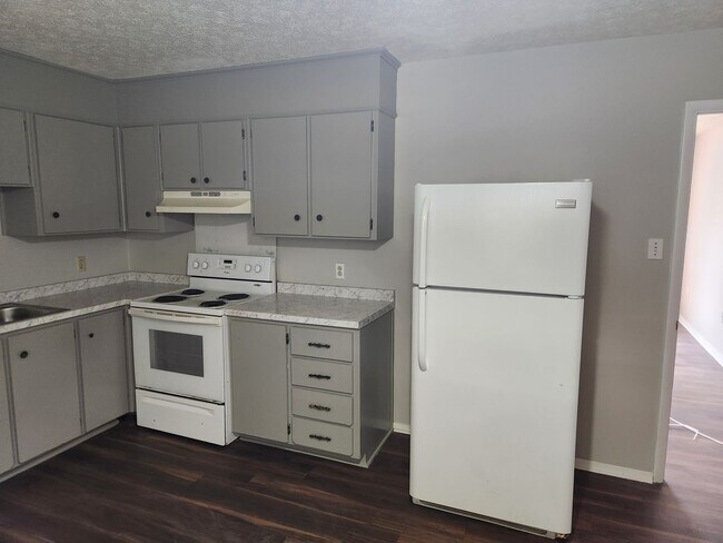 Photo - 2 Bedroom 1 Bathroom Downstairs unit with off street parking in Midtown Savannah Unidad A