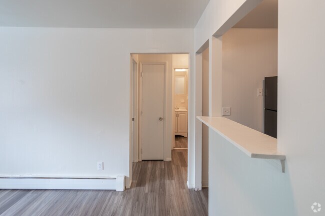 1BR, 1BA - 692 SF