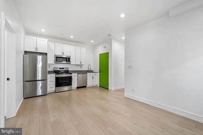 Building Photo - 633 N 64th St Unit 2ND FLOOR