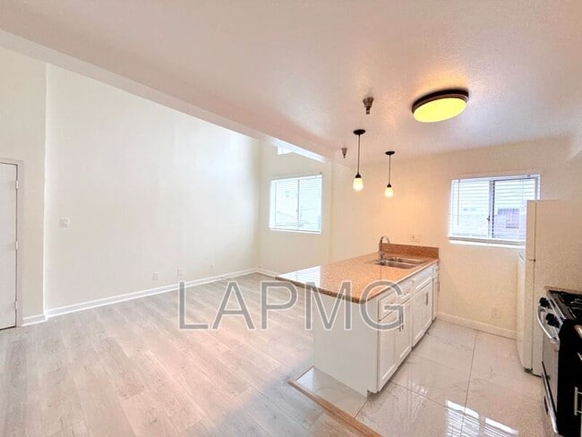 Photo - 432 N Kingsley Dr