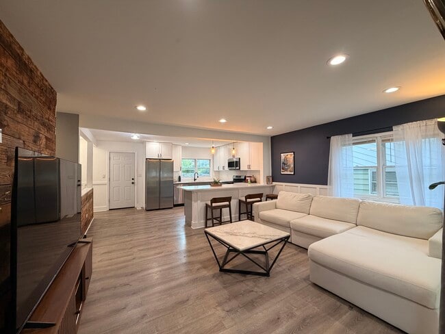 Photo - 716 NW Holcomb Dr