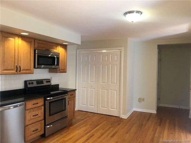 Photo - 21 Simpaug Turnpike