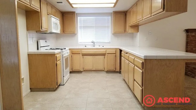 Photo - Spacious 3 Bedroom Home with Fireplace & Garage in Northwest Bakersfield