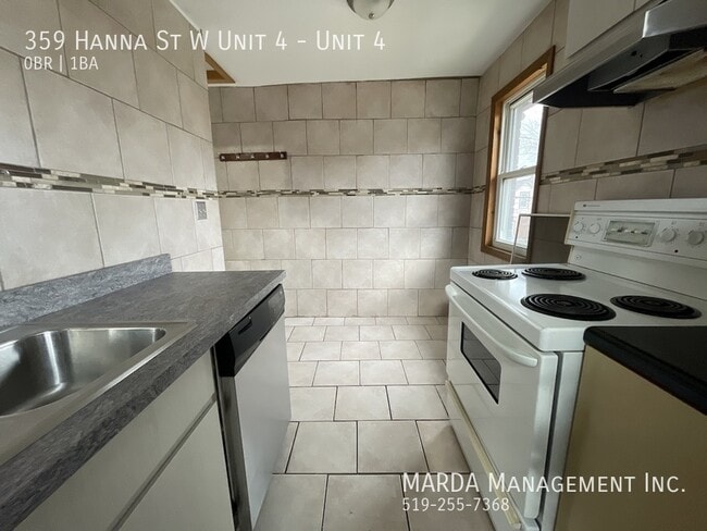 Photo - COZY BACHELOR IN 4-PLEX - DOWNTOWN PLUS HYDRO & GAS Unité 4