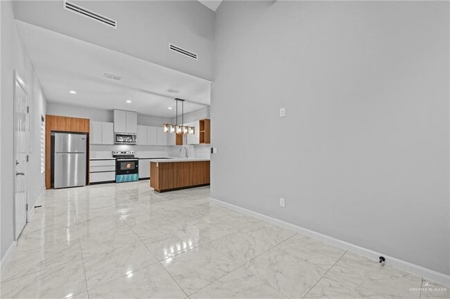 901 W 8th St Unit 4