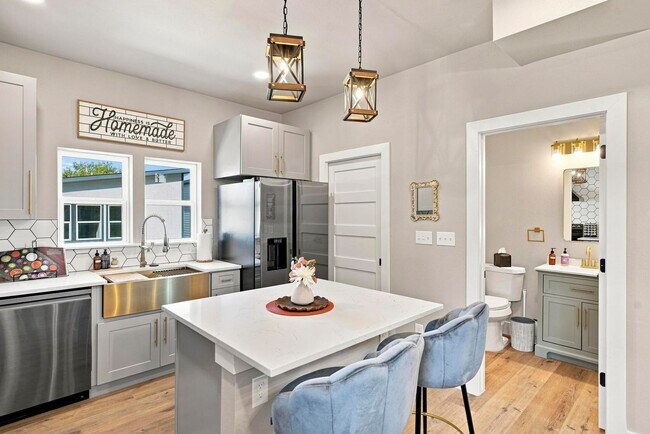 Photo - 1823 Burnet St Unit 102