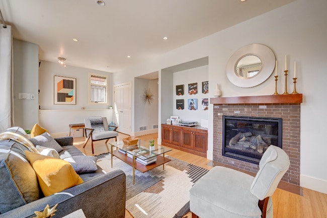 Photo - 551 Cook St