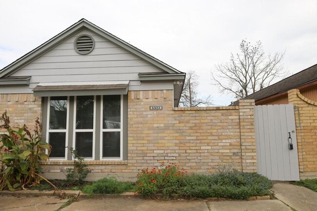 Photo - 1523 Longley St