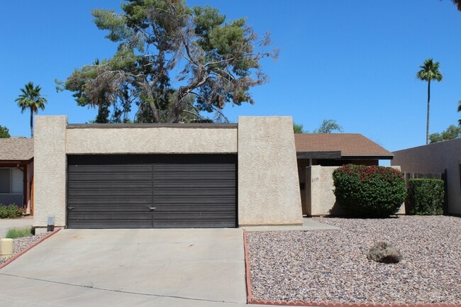 Building Photo - South Scottsdale Home with garage and priv...