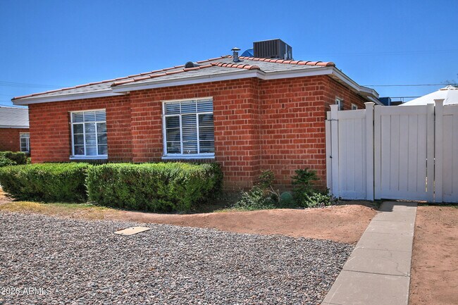 1923 W Earll Dr