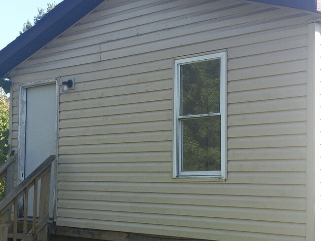 Building Photo - 4865 River Rd Unit 4865 river rd Rental