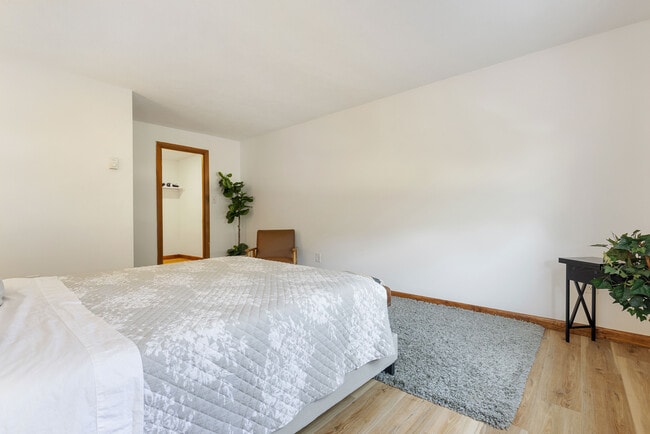 Photo - Strawberry Hill Apartments