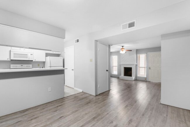 Building Photo - 2100 Wilcrest Dr Unit 226