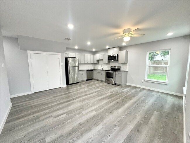 8215 Crestview Dr
