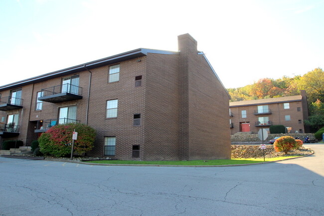 Photo - COLONIAL ARMS APARTMENTS -- 009