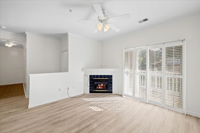 Building Photo - Spacious Condo in Knollwood – Pool, Gym an...