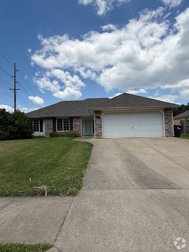 Building Photo - 3 bed 2 bath Home with fenced in backyard