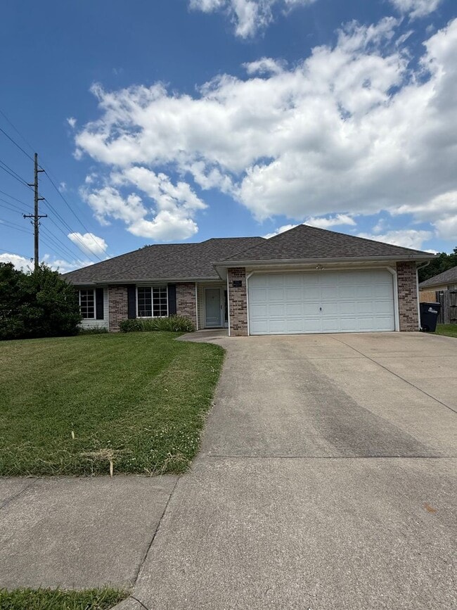 3 bed 2 bath Home with fenced in backyard - 3 bed 2 bath Home with fenced in backyard