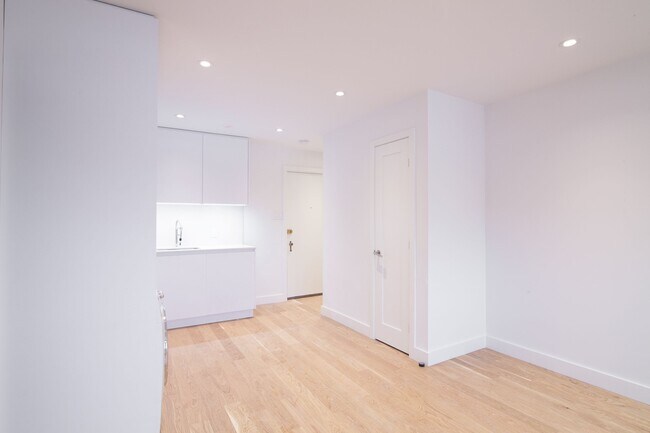 Photo - Queen Mary Plaza