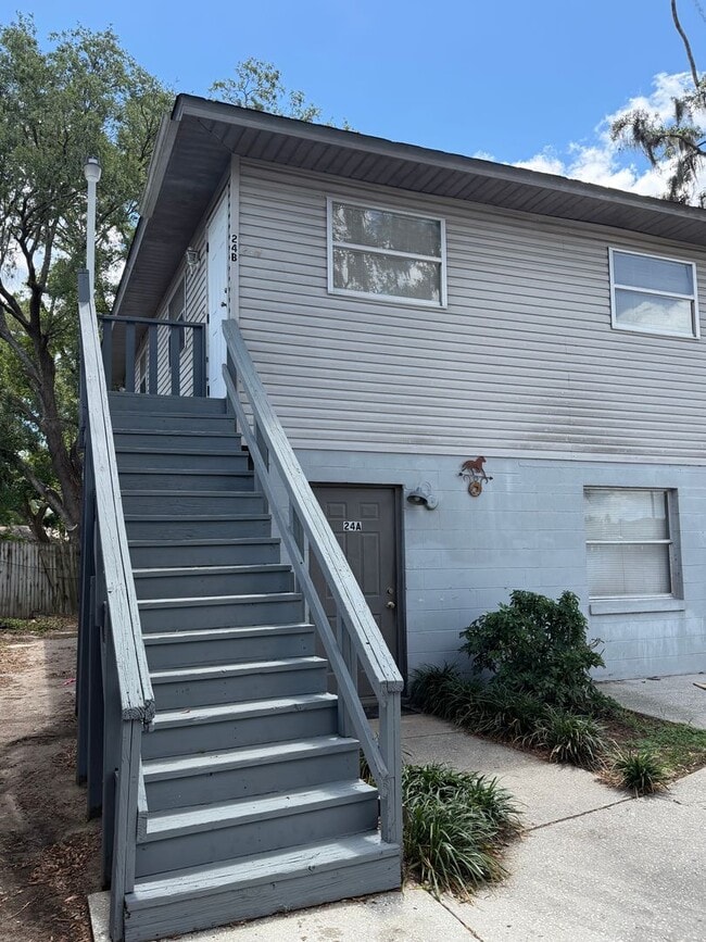 Building Photo - Adorable 2 bed/1 bath second floor apartment!