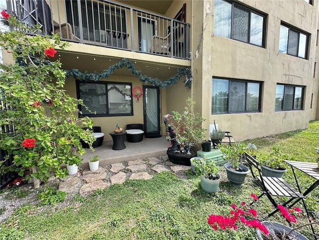 Building Photo - 301 Golden Isles Dr Unit 114