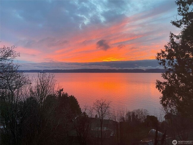 Photo - Architectural Seattle Masterpiece with Panoramic Water Views