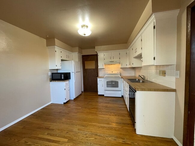Photo - Spacious 4-Bedroom Home with Finished Base...