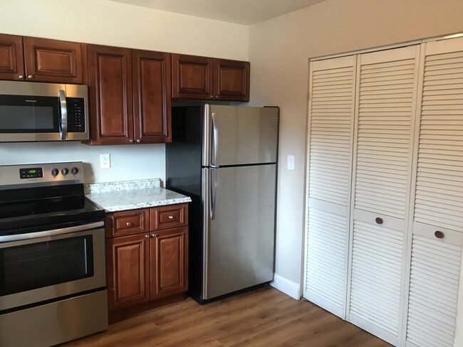 Building Photo - 1021 Delaware Dr Unit 1