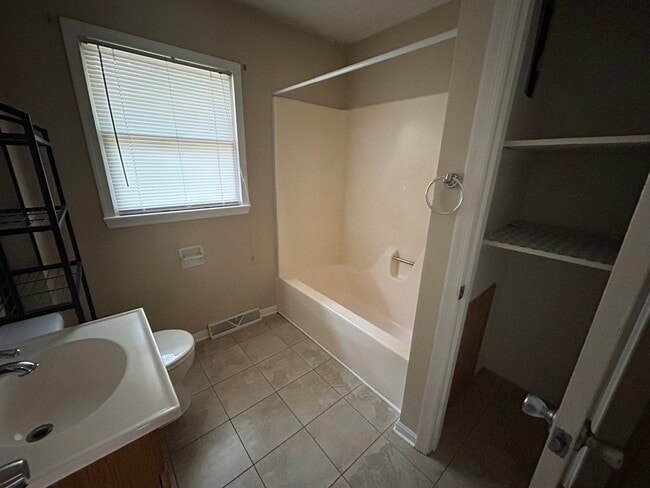 1122 Rolling Hill Dr