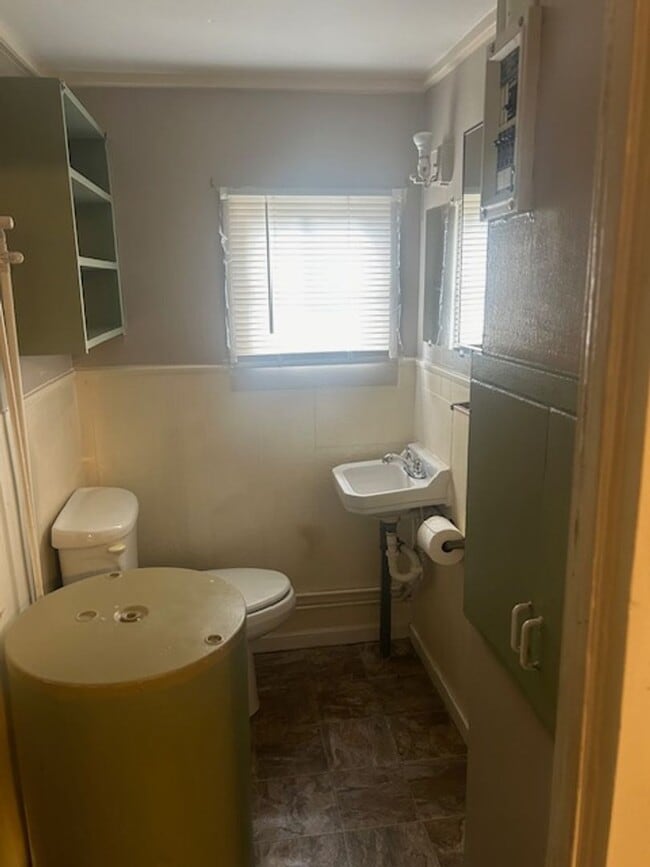 Photo - Cozy 2 Bedroom Home with Fenced Yard & Washer/Dryer – Ideal Rental Starter!