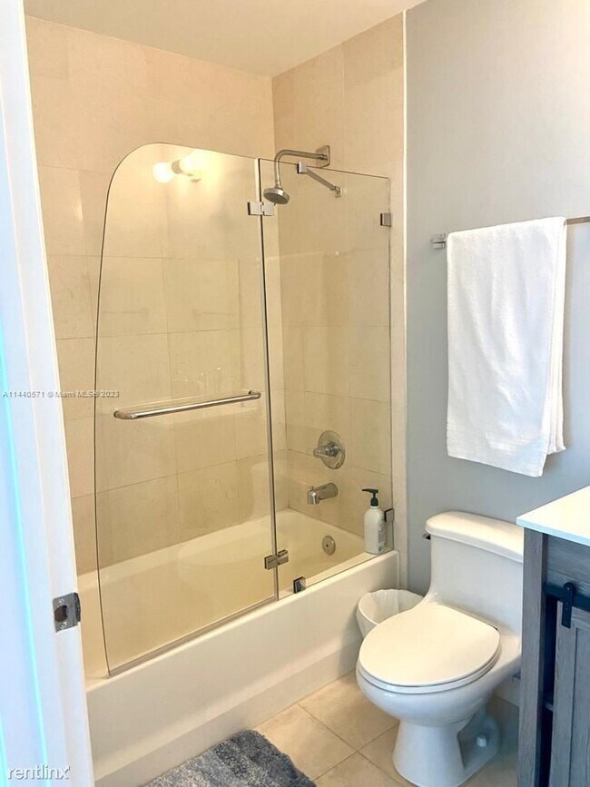 Photo - 1 br, 1.5 bath Condo - 60 SW 13th St Apt 3212 Unit Apt 3212