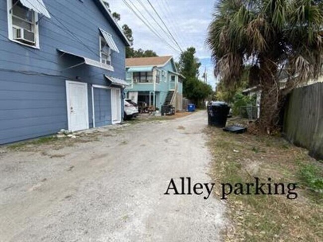 Photo - 1131 Queen St N