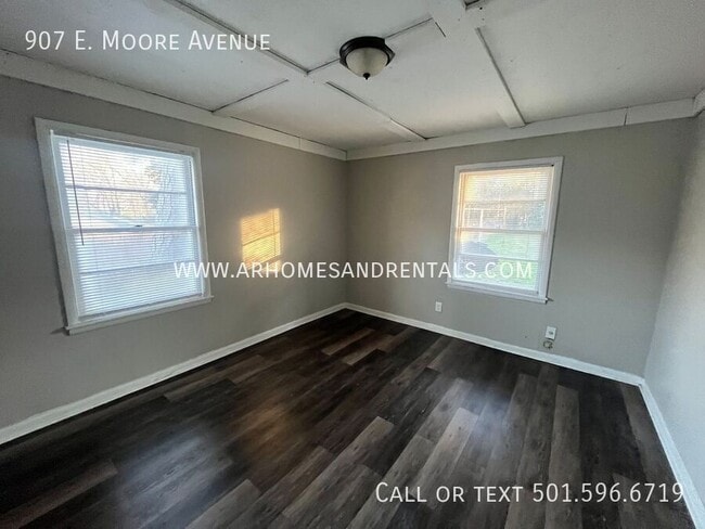 Photo - 907 E Moore Ave