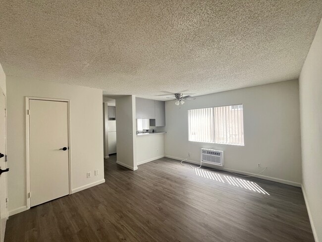 Building Photo - 943 Elden Ave