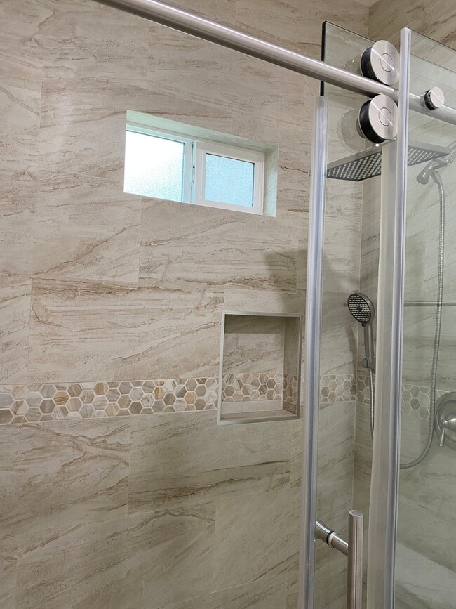 Building Photo - 1610 N Kingsley Dr