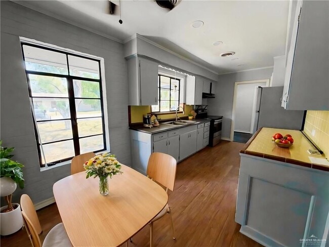 Photo - 713 W Vine Ave