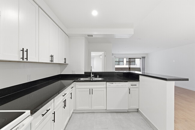 642 N West Knoll Dr. Apartments