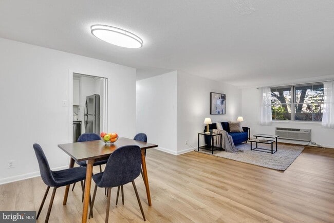 Building Photo - 2030 N Adams St Unit 303