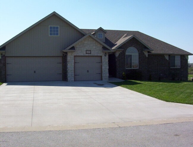 Building Photo - Beautiful 3 bedroom house in a quiet HOA neighborhood with lots of perks!