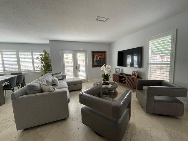 Photo - 3081 Matilda St