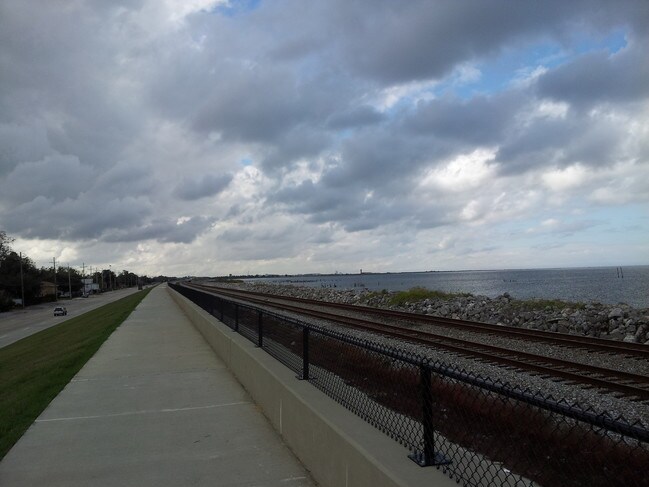 Photo - Lakeside Apartments