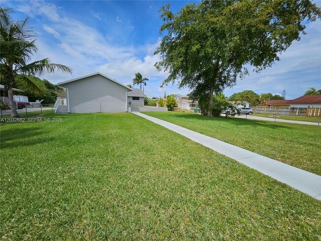 Building Photo - 4149 SW 52nd St Unit 1