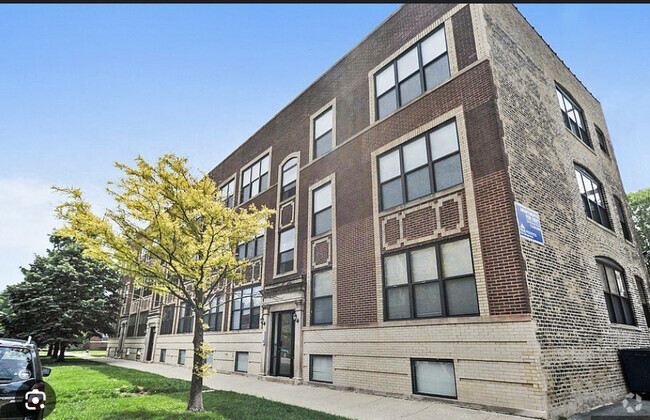 Building Photo - 1751 W Berteau Ave Rental