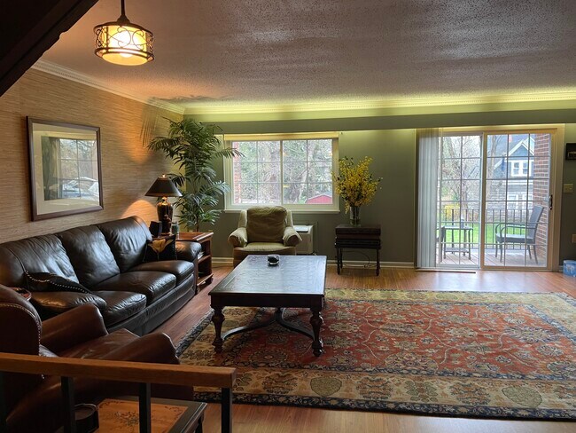 Photo - 1227 James St