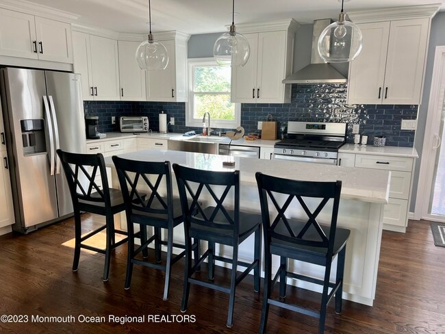 Photo - 484 Branchport Ave