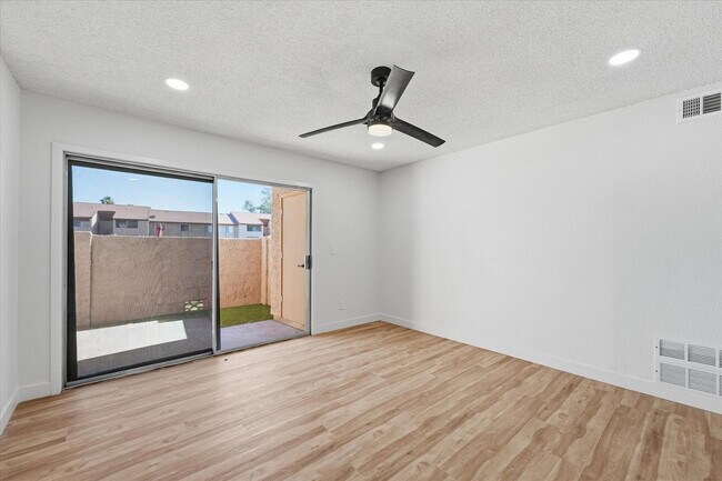 Photo - 1942 S Emerson Unidad 107