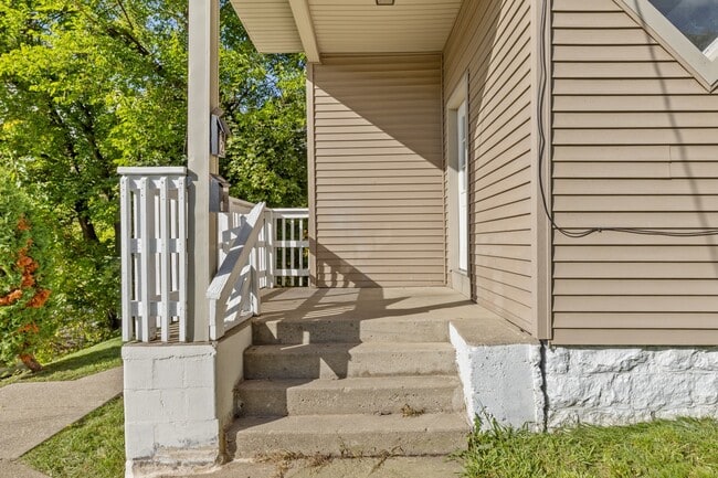 Photo - 343 Spencer St NE