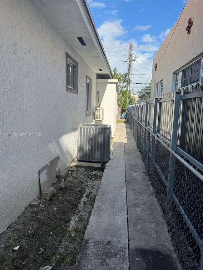Photo - 1629 SW 10th St Unidad 1