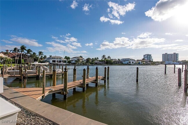 Building Photo - 400 Park Shore Dr Unit 203 Rental
