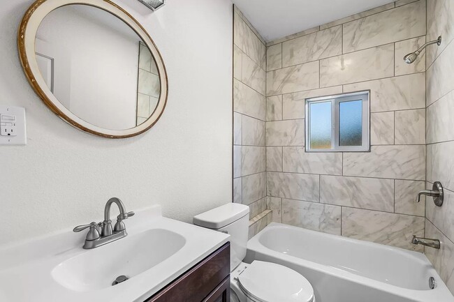 Photo - 202-208 NE Juniper St Unidad 202